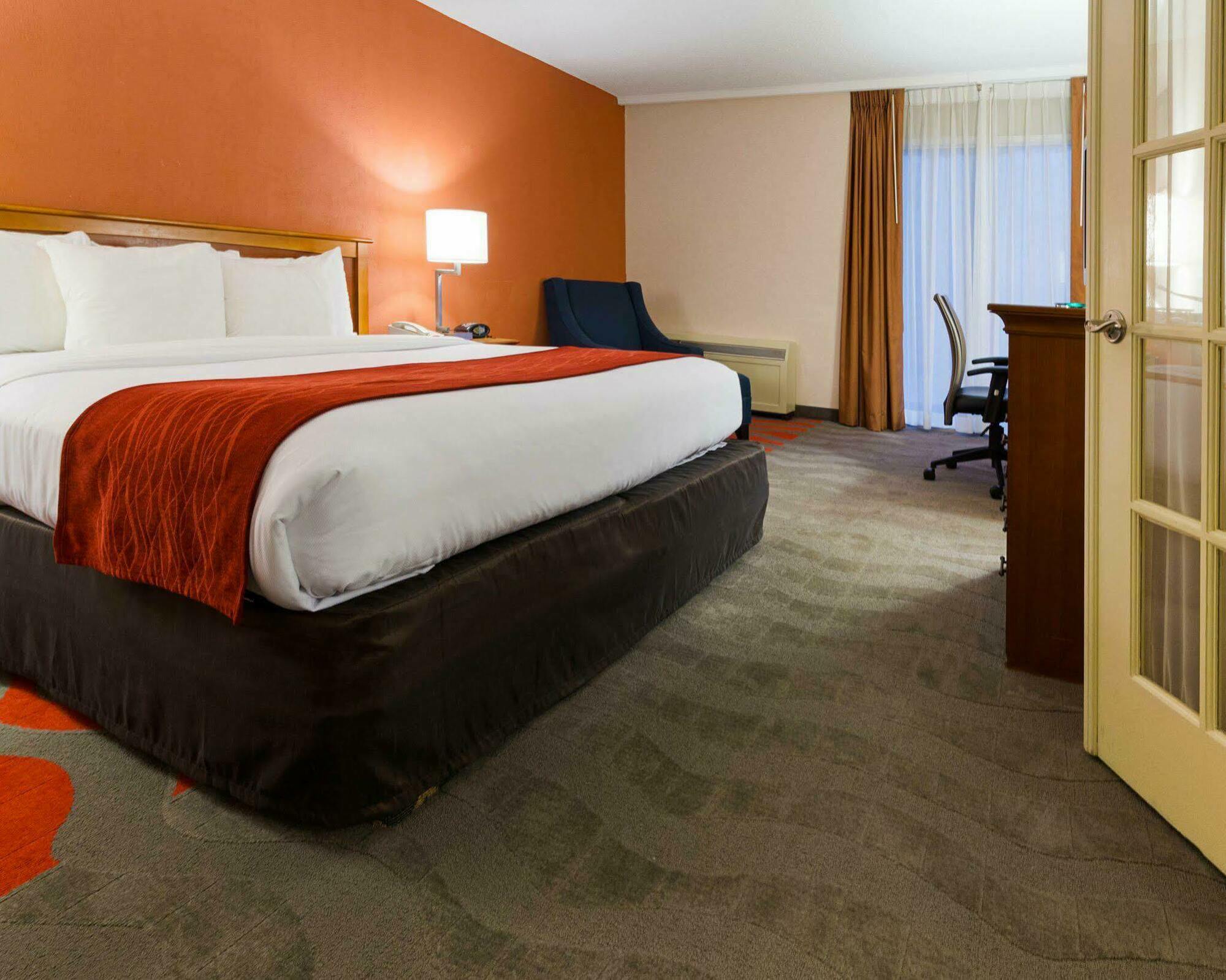 Comfort Inn & Suites Airport Syracuse Exterior foto